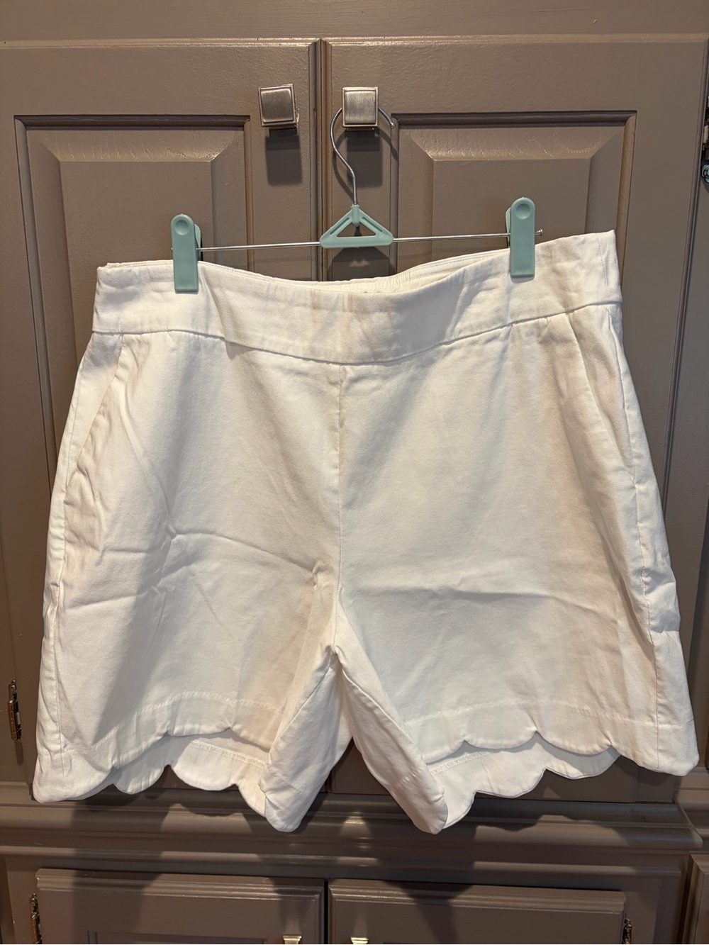 crown & ivy White Scallop-Hem Cotton Shorts
